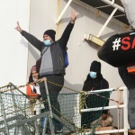 Foto Nicoloro G.   03/01/2024   Porto Corsini - Ravenna   Ha attraccato nel porto di Ravenna la nave di Medici senza Frontiere Geo Barents con a bordo 336 migranti. Di questi 229 sono uomini, 3 donne e 34 minori di cui 27 non accompagnati. Provenienti da diversi paesi, come Pakistan, Eritrea, Egitto, Yemen, Siria e anche Palestina, verrano ripartiti equamente, secondo un piano del Viminale, tra Lombardia, Toscana ed Emilia-Romagna. nella foto un gesto di gioia ed esultanza per avercela fatta.