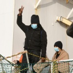 Foto Nicoloro G.   03/01/2024   Porto Corsini - Ravenna   Ha attraccato nel porto di Ravenna la nave di Medici senza Frontiere Geo Barents con a bordo 336 migranti. Di questi 229 sono uomini, 3 donne e 34 minori di cui 27 non accompagnati. Provenienti da diversi paesi, come Pakistan, Eritrea, Egitto, Yemen, Siria e anche Palestina, verrano ripartiti equamente, secondo un piano del Viminale, tra Lombardia, Toscana ed Emilia-Romagna. nella foto un gesto di gioia ed esultanza per avercela fatta.