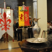 Foto Nicoloro G. 11/09/2011 Ravenna Tradizionale cerimonia dell’ offerta, da parte della citta’ di Firenze, dell’ olio che alimentera’ la lampada votiva nel sepolcro di Dante. Quest’ anno la cerimonia cade nel 690 ° anniversario della morte del Sommo Poeta. nella foto L'ampolla con l'olio per la lampada nella Tomba di Dante e sullo sfondo i gonfaloni dei Comuni di Firenze e Ravenna