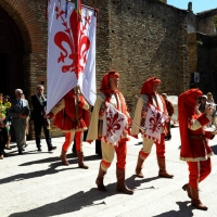 Foto Nicoloro G.    14/09/2014     Ravenna    In occasione del 693° anniversario della morte di Dante Alighieri si è svolta la tradizionale cerimonia dell\' offerta dell\' olio, per la lampada che arde nel sepolcro del Sommo Poeta, da parte del Comune di Firenze. nella foto l\' ampolla contenente l\' olio viene portata in corteo alla tomba di Dante.