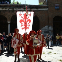 Foto Nicoloro G.    14/09/2014     Ravenna    In occasione del 693° anniversario della morte di Dante Alighieri si è svolta la tradizionale cerimonia dell\' offerta dell\' olio, per la lampada che arde nel sepolcro del Sommo Poeta, da parte del Comune di Firenze. nella foto l\' ampolla contenente l\' olio viene portata in corteo alla tomba di Dante.