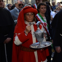 Foto Nicoloro G.    14/09/2014     Ravenna    In occasione del 693° anniversario della morte di Dante Alighieri si è svolta la tradizionale cerimonia dell\' offerta dell\' olio, per la lampada che arde nel sepolcro del Sommo Poeta, da parte del Comune di Firenze. nella foto l\' ampolla contenente l\' olio.