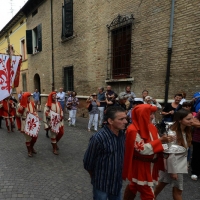 Foto Nicoloro G.   13/09/2015   Ravenna   Nell\' ambito delle celebrazioni per il 750Â° dalla nascita del Sommo Poeta si e\' svolta la tradizionale offerta dell\' olio per la lampada che arde nel sepolcro di Dante da parte del Comune di Firenze. nella foto il corteo in costume si porta alla tomba di Dante.