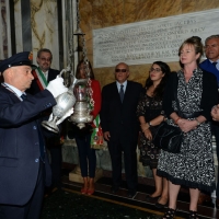 Foto Nicoloro G.   13/09/2015   Ravenna   Nell\' ambito delle celebrazioni per il 750Â° dalla nascita del Sommo Poeta si e\' svolta la tradizionale offerta dell\' olio per la lampada che arde nel sepolcro di Dante da parte del Comune di Firenze. nella foto il momento del riempimento della lampada con l\' olio offerto dal Comune di Firenze.