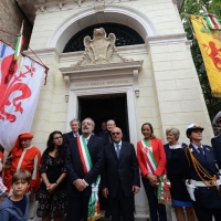 Foto Nicoloro G.   13/09/2015   Ravenna   Nell\' ambito delle celebrazioni per il 750Â° dalla nascita del Sommo Poeta si e\' svolta la tradizionale offerta dell\' olio per la lampada che arde nel sepolcro di Dante da parte del Comune di Firenze. nella foto tra le autorita\' presenti alla cerimonia con la fascia il sindaco di Ravenna Fabrizio Matteucci e l\' assessore al Comune di Firenze Sara Funaro.