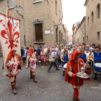 Foto Nicoloro G. 08/09/2013 Ravenna Tra le varie celebrazioni per il 692esimo anniversario della morte di Dante Alighieri anche la tradizionale offerta da parte del Comune di Firenze dell’ olio che alimenta la lampada nella tomba del Sommo Poeta. nella foto Il corteo con l'ampolla con l'olio verso la Tomba di Dante