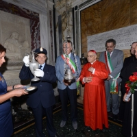 Foto Nicoloro G. 08/09/2013 Ravenna Tra le varie celebrazioni per il 692esimo anniversario della morte di Dante Alighieri anche la tradizionale offerta da parte del Comune di Firenze dell’ olio che alimenta la lampada nella tomba del Sommo Poeta. nella foto Il momento di offerta dell'olio all'interno della Tomba di Dante, Fabrizio Matteucci – Eugenio Giani – Lorenzo Ghizzoni – Josè Saraiva Martins