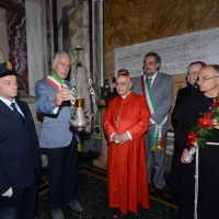 Foto Nicoloro G. 08/09/2013 Ravenna Tra le varie celebrazioni per il 692esimo anniversario della morte di Dante Alighieri anche la tradizionale offerta da parte del Comune di Firenze dell’ olio che alimenta la lampada nella tomba del Sommo Poeta. nella foto Il momento di offerta dell'olio all'interno della Tomba di Dante, Fabrizio Matteucci – Eugenio Giani – Lorenzo Ghizzoni – Josè Saraiva Martins