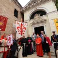 Foto Nicoloro G. 08/09/2013 Ravenna Tra le varie celebrazioni per il 692esimo anniversario della morte di Dante Alighieri anche la tradizionale offerta da parte del Comune di Firenze dell’ olio che alimenta la lampada nella tomba del Sommo Poeta. nella foto Al termine della cerimonia di fronte alla Tomba di Dante, con i gonfaloni del Comune di Ravenna e del Comune di Firenze, il gruppo dei figuranti, delle autorità e dei prelati, Fabrizio Matteucci – Eugenio Giani – Lorenzo Ghizzoni – Josè Saraiva Martins