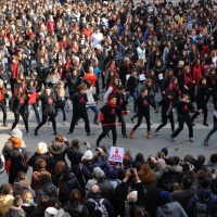 Foto Nicoloro G. 14/02/2013 Ravenna Anche a Ravenna ragazzi e ragazze, donne e uomini di ogni età hanno ballato in piazza unendosi al miliardo di persone nel mondo per dire Basta !!! alla violenza maschile sulle donne e le bambine. Gli studenti hanno partecipato in massa. Nella foto Flash mob di ballo 