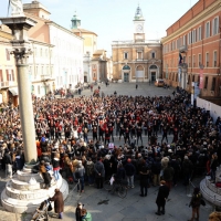 Foto Nicoloro G. 14/02/2013 Ravenna Anche a Ravenna ragazzi e ragazze, donne e uomini di ogni età hanno ballato in piazza unendosi al miliardo di persone nel mondo per dire Basta !!! alla violenza maschile sulle donne e le bambine. Gli studenti hanno partecipato in massa. Nella foto Flash mob di ballo 