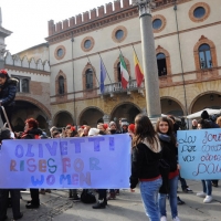 Foto Nicoloro G. 14/02/2013 Ravenna Anche a Ravenna ragazzi e ragazze, donne e uomini di ogni età hanno ballato in piazza unendosi al miliardo di persone nel mondo per dire Basta !!! alla violenza maschile sulle donne e le bambine. Gli studenti hanno partecipato in massa. Nella foto studentesse con striscione 