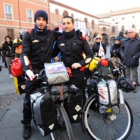 Foto Nicoloro G. 17/02/2013 Ravenna E’ partito da Ravenna il ” Magio Bike Tour ” , dalle iniziali dei nomi dei due protagonisti, Marco Meini e Giovanni Gondolini,ovvero il giro del mondo in bicicletta, 5 continenti, 5 anni, 100.000 chilometri. Nella foto Marco Meini – Giovanni Gondolini
