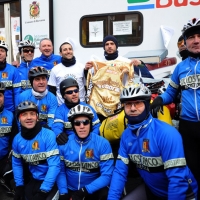 Foto Nicoloro G. 17/02/2013 Ravenna E’ partito da Ravenna il ” Magio Bike Tour ” , dalle iniziali dei nomi dei due protagonisti, Marco Meini e Giovanni Gondolini,ovvero il giro del mondo in bicicletta, 5 continenti, 5 anni, 100.000 chilometri. Nella foto Giovanni Gondolini – Marco Meini  in mezzo ad un gruppo di appassionati cicloturisti