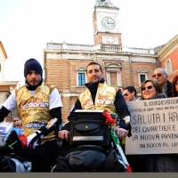 Foto Nicoloro G. 17/02/2013 Ravenna E’ partito da Ravenna il ” Magio Bike Tour ” , dalle iniziali dei nomi dei due protagonisti, Marco Meini e Giovanni Gondolini,ovvero il giro del mondo in bicicletta, 5 continenti, 5 anni, 100.000 chilometri. Nella foto Marco Meini – Giovanni Gondolini