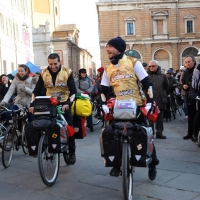 Foto Nicoloro G. 17/02/2013 Ravenna E’ partito da Ravenna il ” Magio Bike Tour ” , dalle iniziali dei nomi dei due protagonisti, Marco Meini e Giovanni Gondolini,ovvero il giro del mondo in bicicletta, 5 continenti, 5 anni, 100.000 chilometri. Nella foto Giovanni Gondolini – Marco Meini