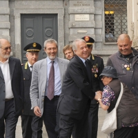 Foto Nicoloro G. 01/06/2011 Milano Passaggio di consegne a palazzo Marino dall’ ex sindaco Letizia Moratti al neo eletto Giuliano Pisapia. nella foto Giuliano Pisapia e un manifestante che rende un omaggio particolare