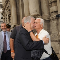 Foto Nicoloro G. 01/06/2011 Milano Passaggio di consegne a palazzo Marino dall’ ex sindaco Letizia Moratti al neo eletto Giuliano Pisapia. nella foto Giuliano Pisapia e un manifestante che rende un omaggio particolare