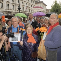 Foto Nicoloro G. 01/06/2011 Milano Passaggio di consegne a palazzo Marino dall’ ex sindaco Letizia Moratti al neo eletto Giuliano Pisapia. nella foto Manifestanti in attesa fuori Palazzo Marino