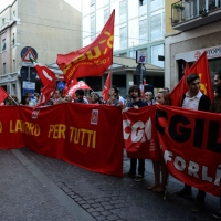 Foto Nicoloro G.    05/10/2014  Forlì ( FC )  In conclusione della " Settimana del Buon Vivere ", iniziativa ideata e organizzata dalla Lega Coop Romagna, un incontro con intervista al ministro del Lavoro. nella foto il ministro è stato accolto dalla contestazione di un centinaio di aderenti alla CGIL di Forlì.