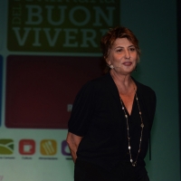 Foto Nicoloro G.    05/10/2014  Forlì ( FC )  In conclusione della " Settimana del Buon Vivere ", iniziativa ideata e organizzata dalla Lega Coop Romagna, un incontro con intervista al ministro del Lavoro. nella foto Serena Dandini che ha intervistato il ministro.