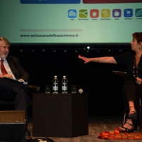 Foto Nicoloro G.    05/10/2014  Forlì ( FC )  In conclusione della \" Settimana del Buon Vivere \", iniziativa ideata e organizzata dalla Lega Coop Romagna, un incontro con intervista al ministro del Lavoro. nella foto il ministro Giuliano Poletti intervistato da Serena Dandini.
