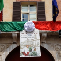risalente al 1849, del ” pranzo patriottico “. Infatti nel lontano 1849 si svolse nella cittadina romagnola un gran banchetto che coinvolse 1090 commensali, di diversa estrazione sociale ed economica, con un sogno comune di un’ Italia unita e repubblicana. nella foto Tricolore con il manifesto dell'evento