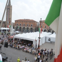 Foto Nicoloro G. 04/06/2011 Forli (FC) In occasione dei 150 anni dell’ Unita’ d’ Italia e della Festa della Repubblica a Forli’ viene rinnovata la tradizione, risalente al 1849, del ” pranzo patriottico “. Infatti nel lontano 1849 si svolse nella cittadina romagnola un gran banchetto che coinvolse 1090 commensali, di diversa estrazione sociale ed economica, con un sogno comune di un’ Italia unita e repubblicana. nella foto Piazza Saffi sede dell'evento