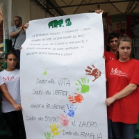 Foto Nicoloro G. 04/06/2011 Forli (FC) In occasione dei 150 anni dell’ Unita’ d’ Italia e della Festa della Repubblica a Forli’ viene rinnovata la tradizione, risalente al 1849, del ” pranzo patriottico “. Infatti nel lontano 1849 si svolse nella cittadina romagnola un gran banchetto che coinvolse 1090 commensali, di diversa estrazione sociale ed economica, con un sogno comune di un’ Italia unita e repubblicana. nella foto Studenti con cartelli che riportano articoli della Costituzione