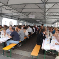 Foto Nicoloro G. 04/06/2011 Forli (FC) In occasione dei 150 anni dell’ Unita’ d’ Italia e della Festa della Repubblica a Forli’ viene rinnovata la tradizione, risalente al 1849, del ” pranzo patriottico “. Infatti nel lontano 1849 si svolse nella cittadina romagnola un gran banchetto che coinvolse 1090 commensali, di diversa estrazione sociale ed economica, con un sogno comune di un’ Italia unita e repubblicana. nella foto Un momento del pranzo