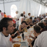 Foto Nicoloro G. 04/06/2011 Forli (FC) In occasione dei 150 anni dell’ Unita’ d’ Italia e della Festa della Repubblica a Forli’ viene rinnovata la tradizione, risalente al 1849, del ” pranzo patriottico “. Infatti nel lontano 1849 si svolse nella cittadina romagnola un gran banchetto che coinvolse 1090 commensali, di diversa estrazione sociale ed economica, con un sogno comune di un’ Italia unita e repubblicana. nella foto Un momento del pranzo