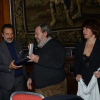 Foto Nicoloro G. 27/01/2014   Milano  17° edizione del premio " L' Altropallone ". nella foto il commissario della nazionale di calcio Cesare Prandelli viene premiato dal giornalista Gianni Mura alla presenza dell' assessore Cristina Stancari.