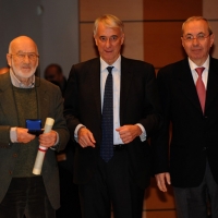 Foto Nicoloro G. 07/12/2012 Milano Tradizionale cerimonia di consegna delle civiche benemerenze del Comune di Milano nel giorno di S. Ambrogio. nella foto Gianni Berengo Gardin – Giuliano Pisapia – Basilio Rizzo 