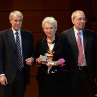 Foto Nicoloro G.  07/12/2013  Milano  Assegnati gli Ambrogini d' oro e le Menzioni speciali ai cittadini che più si sono distinti nelle rispettive attività. nella foto la presidente di Trasparency International Maria TeresaBrassiolo tra il sindaco Giuliano Pisapia e il presidente del Consiglio comunale Basilio Rizzo.