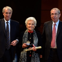 Foto Nicoloro G.  07/12/2013  Milano  Assegnati gli Ambrogini d' oro e le Menzioni speciali ai cittadini che più si sono distinti nelle rispettive attività. nella foto la biologa e ricercatrice Maria Ines Colnaghi tra il sindaco Giuliano Pisapia e il presidente del Consiglio comunale Basilio Rizzo.