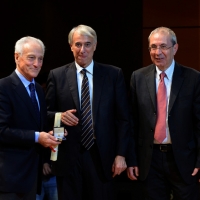 Foto Nicoloro G.  07/12/2013  Milano  Assegnati gli Ambrogini d' oro e le Menzioni speciali ai cittadini che più si sono distinti nelle rispettive attività. nella foto da sinistra l' ex rettore dell' Università Bicocca Marcello Fontanesi, il sindaco Giuliano Pisapia e il presidente del Consiglio comunale Basilio Rizzo.