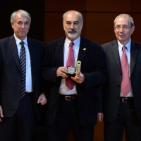 Foto Nicoloro G.  07/12/2013  Milano  Assegnati gli Ambrogini d' oro e le Menzioni speciali ai cittadini che più si sono distinti nelle rispettive attività. nella foto il musicista Gaetano Liguori tra il sindaco Giuliano Pisapia e il presidente del Consiglio comunale Basilio Rizzo.