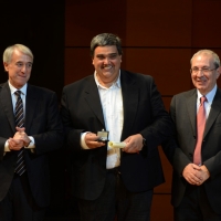 Foto Nicoloro G.  07/12/2013  Milano  Assegnati gli Ambrogini d' oro e le Menzioni speciali ai cittadini che più si sono distinti nelle rispettive attività. nella foto don Massimo Mapelli, da sempre impegnato nell' aiuto ai più disagiati, tra il sindaco Giuliano Pisapia e il presidente del Consiglio comunale Basilio Rizzo.