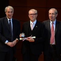 Foto Nicoloro G.  07/12/2013  Milano  Assegnati gli Ambrogini d' oro e le Menzioni speciali ai cittadini che più si sono distinti nelle rispettive attività. nella foto il volontario Caritas Giorgio Sarto tra il sindaco Giuliano Pisapia e il presidente del Consiglio comunale Basilio Rizzo.