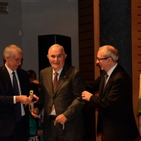 Foto Nicoloro G.  07/12/2014    Milano    Tradizionale cerimonia della consegna degli Ambrogini da parte del Comune di Milano. nella foto l' ex maresciallo della Guardia di Finanza Silvio Novembre tra il sindaco Giuliano Pisapia e il presidente del Consiglio comunale Basilio Rizzo.