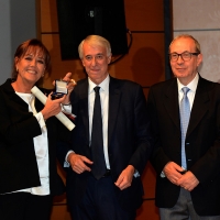 dizione 2015 della tradizionale cerimonia di consegna degli Ambrogini da parte del Comune di Milano. nella foto l' avvocato matrimonialista Annamaria Bernardini De Pace con il sindaco Giuliano Pisapia e il presidente del Consiglio comunale Basilio Rizzo.