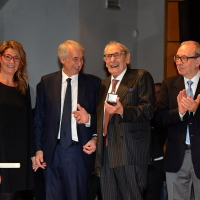 Foto Nicoloro G.   07/12/2015  Milano    Edizione 2015 della tradizionale cerimonia di consegna degli Ambrogini da parte del Comune di Milano. nella foto lo chef Giacomo Bulleri con il sindaco Giuliano Pisapia e il presidente del Consiglio comunale Basilio Rizzo.