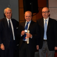 Foto Nicoloro G.   07/12/2015  Milano    Edizione 2015 della tradizionale cerimonia di consegna degli Ambrogini da parte del Comune di Milano. nella foto il neurologo Giancarlo Comi con il sindaco Giuliano Pisapia e il presidente del Consiglio comunale Basilio Rizzo.