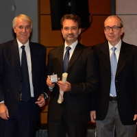 Foto Nicoloro G.   07/12/2015  Milano    Edizione 2015 della tradizionale cerimonia di consegna degli Ambrogini da parte del Comune di Milano. nella foto il capo della Squadra Mobile Alessandro Giuliano con il sindaco Giuliano Pisapia e il presidente del Consiglio comunale Basilio Rizzo.