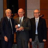 Foto Nicoloro G.   07/12/2015  Milano    Edizione 2015 della tradizionale cerimonia di consegna degli Ambrogini da parte del Comune di Milano. nella foto l\' ematologo   Giorgio Lambertenghi Deliliers con il sindaco Giuliano Pisapia e il presidente del Consiglio comunale Basilio Rizzo.