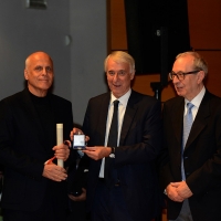 Foto Nicoloro G.   07/12/2015  Milano    Edizione 2015 della tradizionale cerimonia di consegna degli Ambrogini da parte del Comune di Milano. nella foto il fotografo Mauro Balletti, che ritira l' Ambrogino per Mina, con il sindaco Giuliano Pisapia e il presidente del Consiglio comunale Basilio Rizzo.
