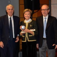 Foto Nicoloro G.   07/12/2015  Milano    Edizione 2015 della tradizionale cerimonia di consegna degli Ambrogini da parte del Comune di Milano. nella foto la presidente del Comitato Scientifico Expo 2015 Claudia Sorlini con il sindaco Giuliano Pisapia e il presidente del Consiglio comunale Basilio Rizzo.
