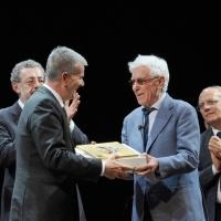 Foto Nicoloro G. 25/03/2011 Ravenna Si e’ svolta al teatro Alighieri di Ravenna la seconda edizione del ” Premio Giustiniano ” per le arti e la cultura. nella foto Il premio a Cino Tortorella