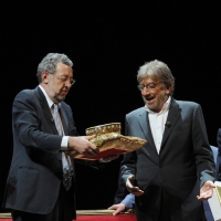 Foto Nicoloro G. 25/03/2011 Ravenna Si e’ svolta al teatro Alighieri di Ravenna la seconda edizione del ” Premio Giustiniano ” per le arti e la cultura. nella foto Fabrizio Matteucci premia Gigi Proietti