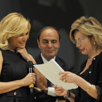 Foto Nicoloro G. 13/11/2011 Ravenna Quarantesima edizione del ” Premio Guidarello per il Giornalismo d’ autore “. Organizzato da Confindustria Ravenna vede il patrocinio dei Ministeri del Turismo e dei Beni Culturali. nella foto Simona Ventura – Bruno Vespa – Margherita Ghinassi